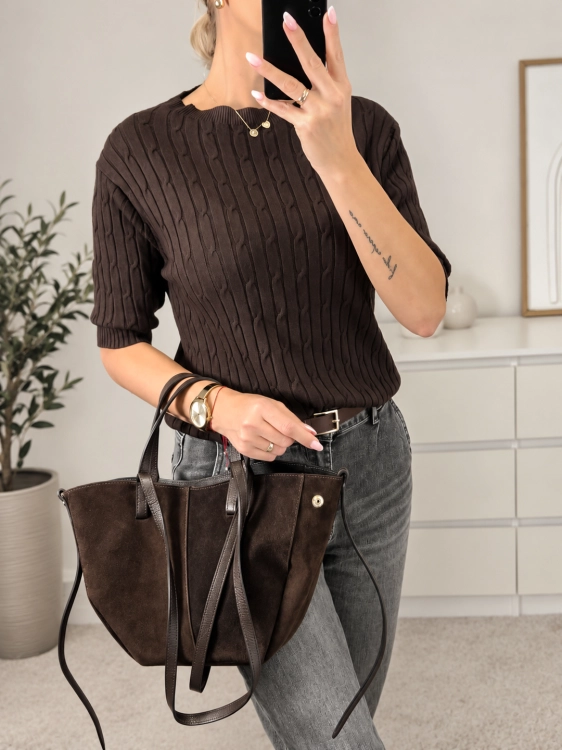 Brązowy sweter i skórzana torba.jpg